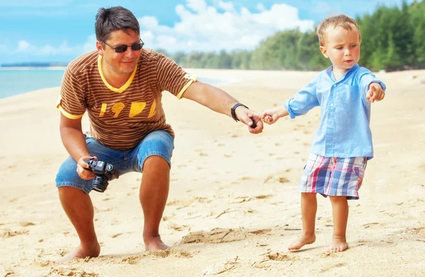 Syn i ojciec na plaży — Zdjęcie stockowe
