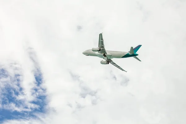 Samolot na tle nieba — Zdjęcie stockowe