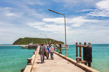 İskele boyunca tekneye bir turist yürüyüş