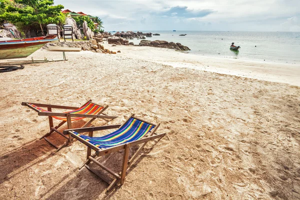 Słońce leżaki na plaży — Zdjęcie stockowe