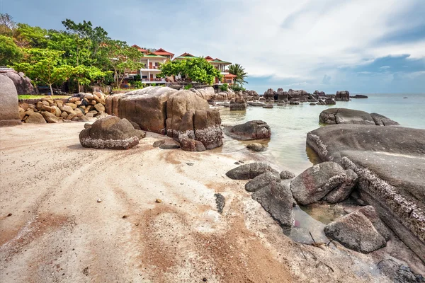 Tropischer Strand unter düsterem Himmel — Stockfoto