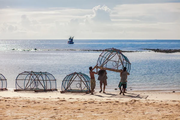 Fischer auf Koh Phangan bereiten Ausrüstung für die Fischerei vor — Stockfoto