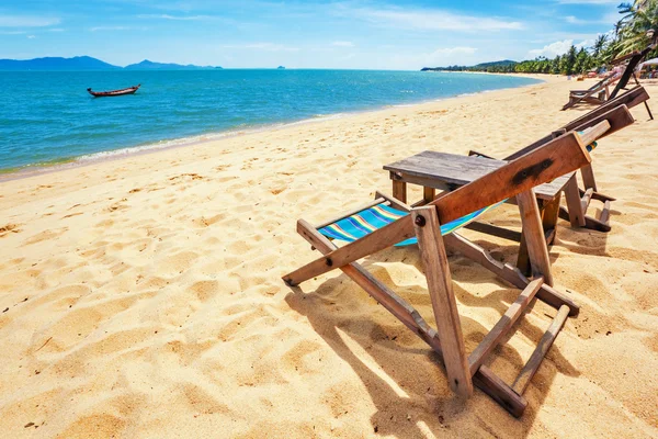 Chaises longues de plage à la plage — Photo