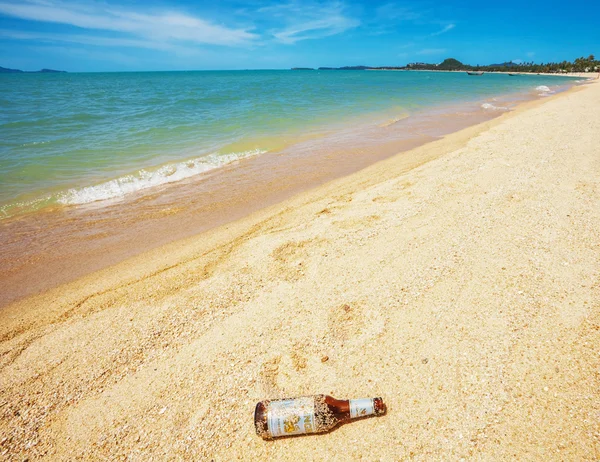 Ølflaske på stranden - Stock-foto