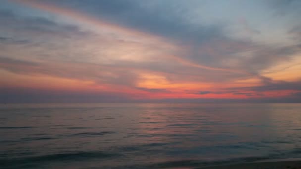 Tropisches Meer bei schönem Sonnenuntergang. — Stockvideo