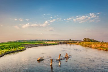 Nehirde günbatımı ışığı