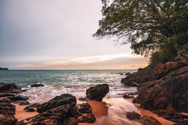 kasvetli tropikal günbatımı.