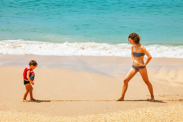 Anne küçük oğlu ile oynamak