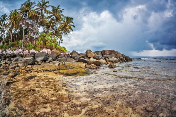 Isola tropicale sotto il cielo cupo — Foto Stock