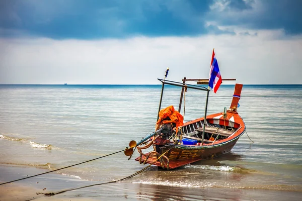 Bateau dans la mer tropicale. Thaïlande — Photo