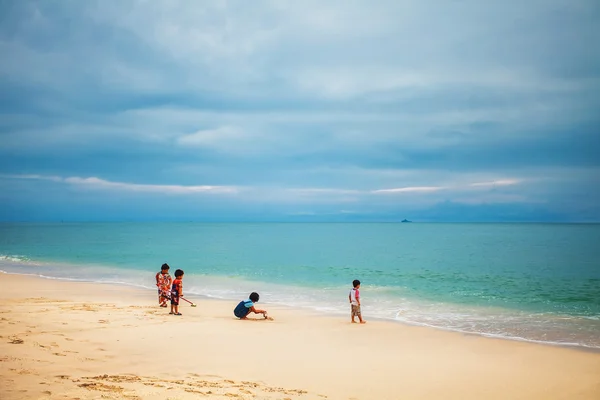 Thaise kinderen spelen op het strand — Stockfoto