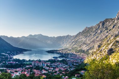 güzel dağ ve Deniz Manzaralı