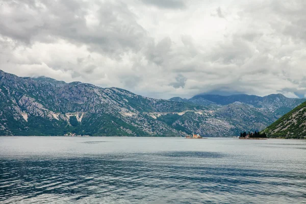 Deniz ve dağlar kasvetli hava — Stok fotoğraf