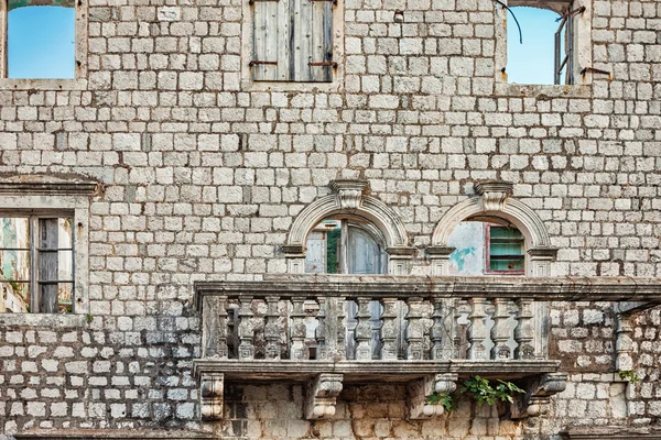 Antigua pared con balcón y ventanas —  Fotos de Stock