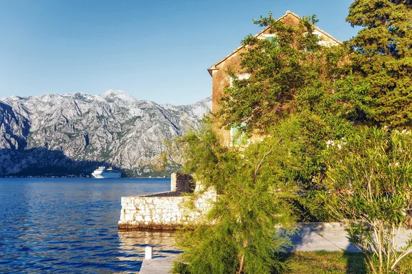 La vecchia casa con vista sul mare e sulle montagne — Foto Stock