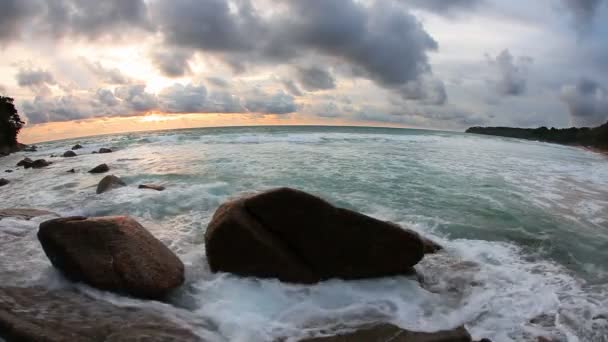 Stenar på aktuell beach i vackra solnedgången. — Stockvideo