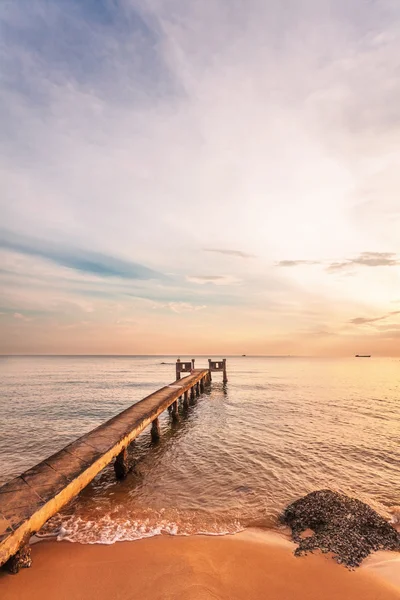 Zonsondergang boven de zee. — Stockfoto