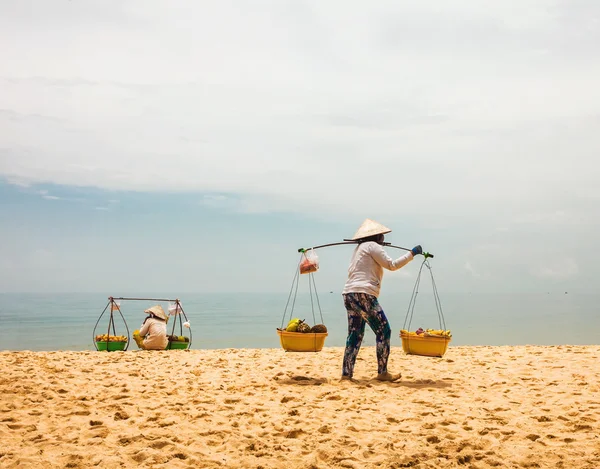Vietnamský Zenske nabízí ovoce na prodej turistům — Stock fotografie
