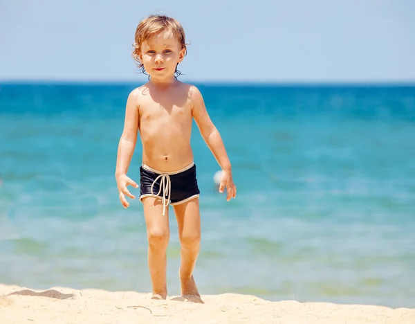 Divertido niño en la playa — Foto de Stock