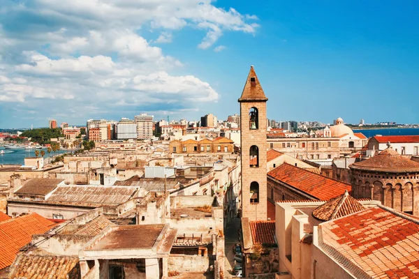 Vista del casco antiguo de Nápoles bajo el cielo azul — Foto de Stock