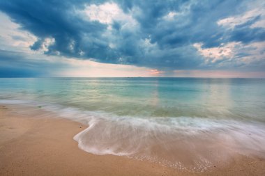 kasvetli tropikal günbatımı.