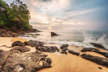 kasvetli tropikal günbatımı.