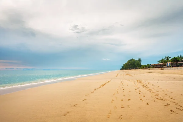 Playa tropical bajo un cielo sombrío — Foto de Stock