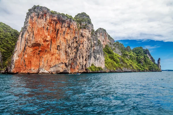 Exotic tropical island under blue sky. — Stock Photo, Image