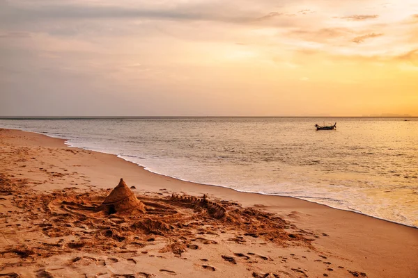 Barco à vela em um fundo de pôr do sol — Fotografia de Stock