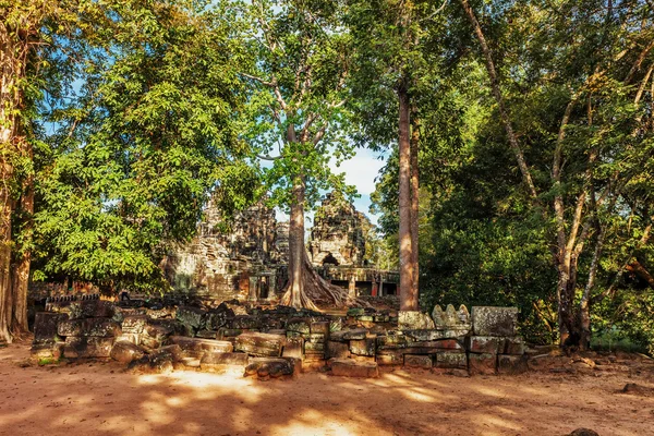 Prastaré buddhistické Khmerská chrám v komplexu angkor wat — Stock fotografie