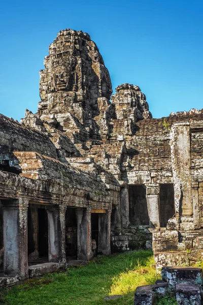 고 대 bayon 사원 앙코르 와트에서의 얼굴 — 스톡 사진