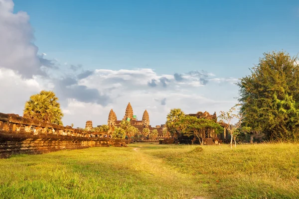 Templo de Angkor Wat na luz do pôr do sol — Fotografia de Stock