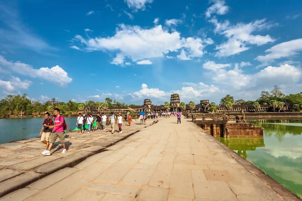 Bridge to Angkor wat temple. — Stock Photo, Image