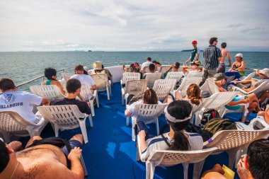 turistler, bir geminin üst güvertede