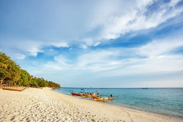 Barca nel mare tropicale. — Foto Stock