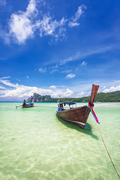 热带海域的船. — 图库照片