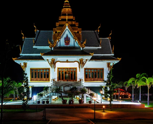 Temple thaïlandais la nuit . — Photo