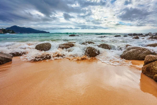 Praia tropical sob céu sombrio — Fotografia de Stock