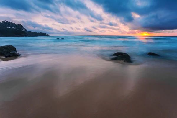 Tropisk strand vid solnedgången. — Stockfoto