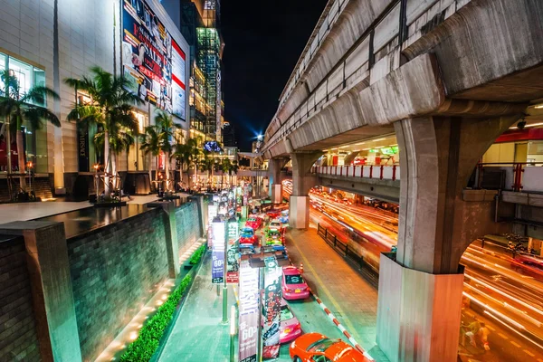 Kö av taxi väntar på kunder nära Siam Paragon Shopp — Stockfoto