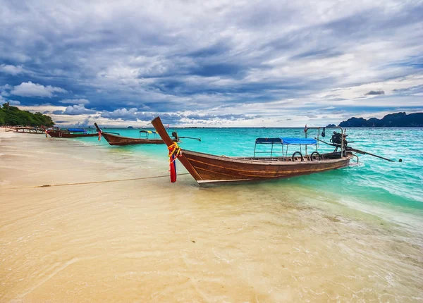 Boot im tropischen Meer. — Stockfoto