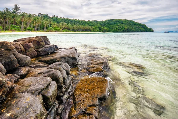 Playa tropical bajo un cielo sombrío —  Fotos de Stock