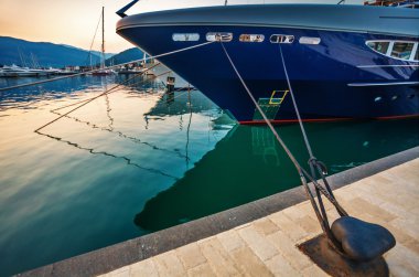 yelkenli tekne Marina gün batımında.