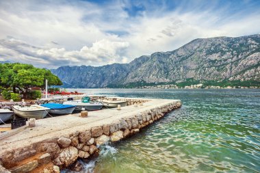 tekne ile küçük bir koy