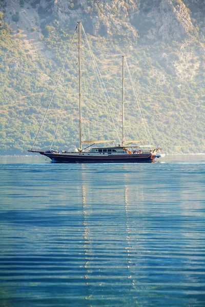 Yacht till sjöss — Stockfoto