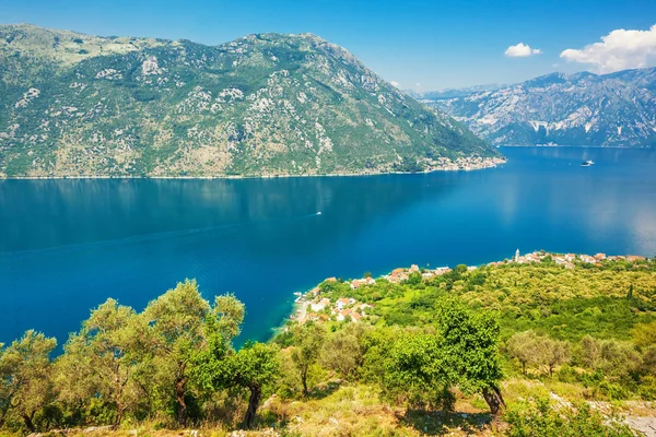 Deniz kenarında küçük bir kasaba manzarası — Stok fotoğraf