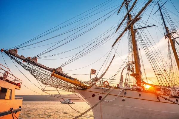 Старий вітрильний корабель на заході сонця — стокове фото