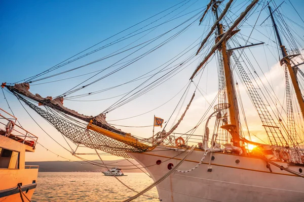 Antiguo velero a la luz del atardecer —  Fotos de Stock