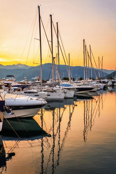 Zeilboten in marina bij zonsondergang. — Stockfoto