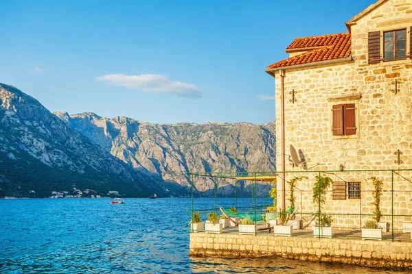 La vecchia casa con vista sul mare e sulle montagne — Foto Stock